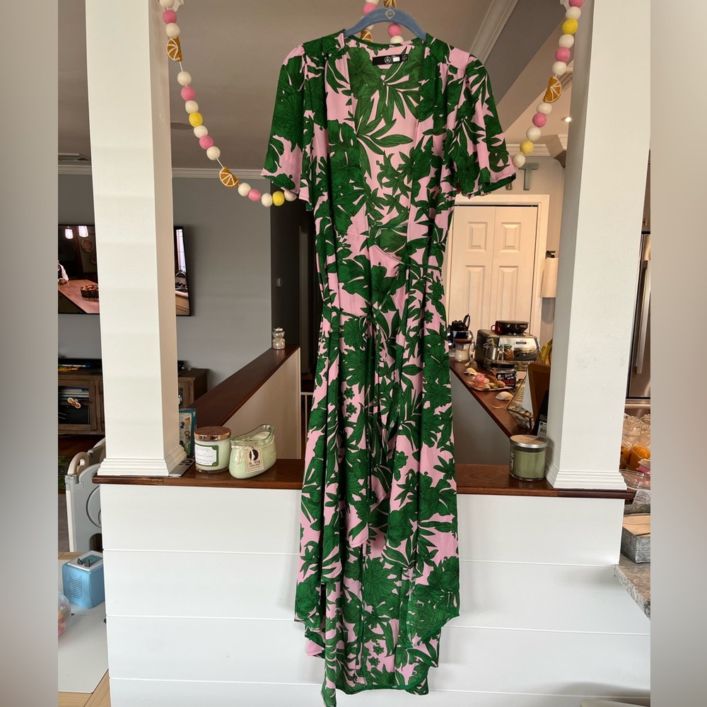 Wrap dress that is very flowy size 4. Flattering and fun!